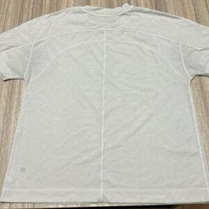 Lululemon women’s white pattern tee size 6/8
